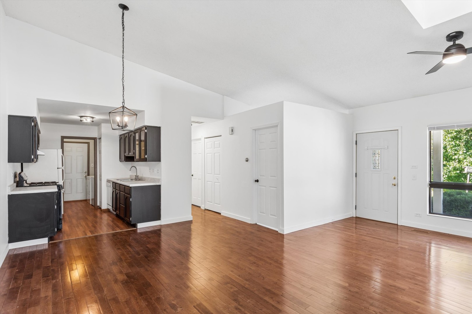 Home in Naperville, IL 60565 — photo 3