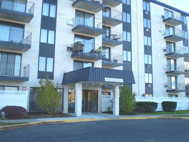 9118 W Elmwood Drive Unit 1B — photo