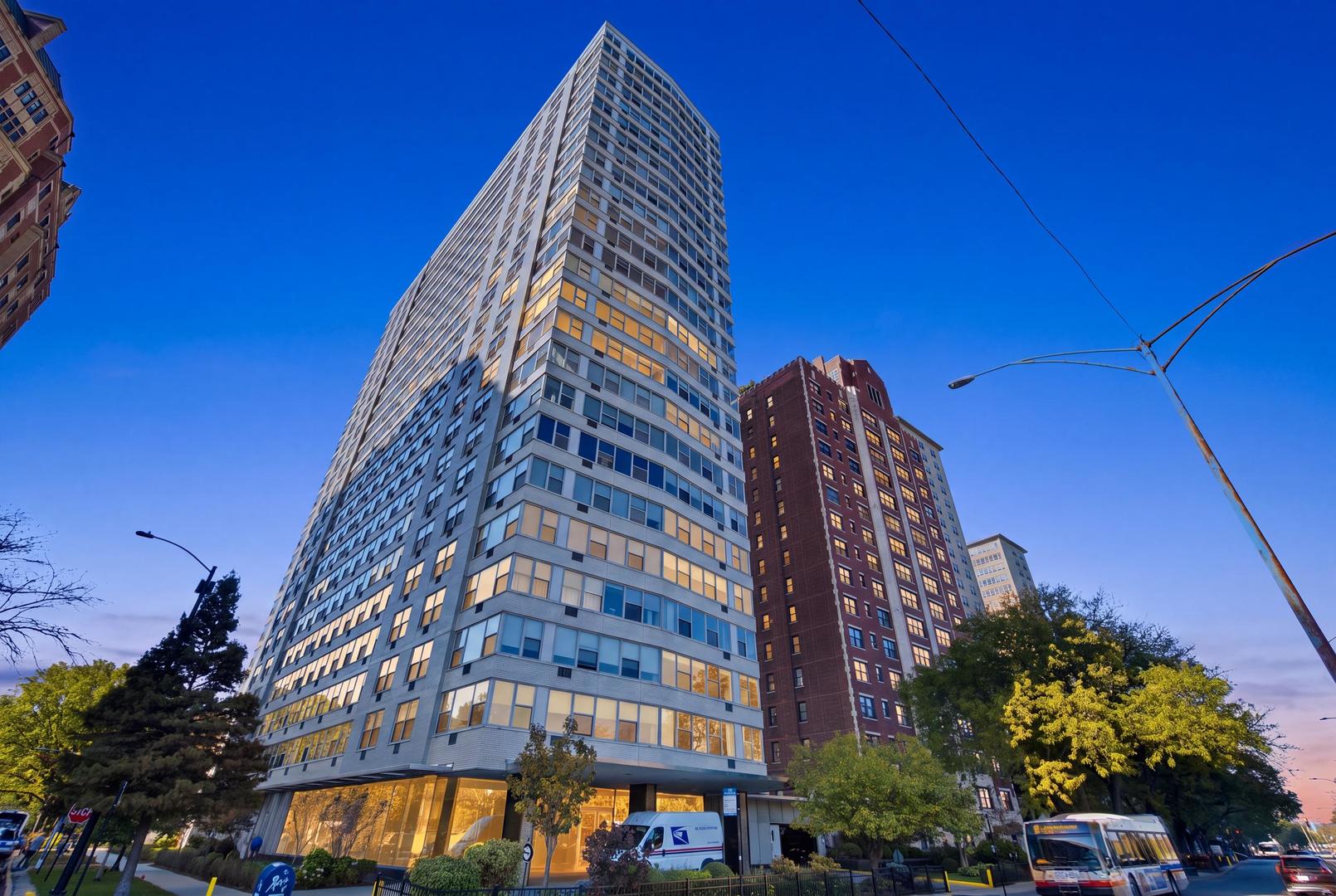 3900 N Lake Shore Drive Unit 2C — photo