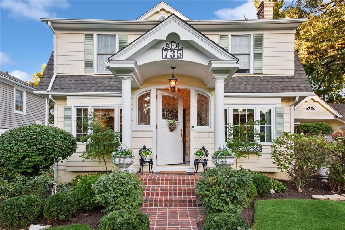 735 Hawthorne Lane — photo
