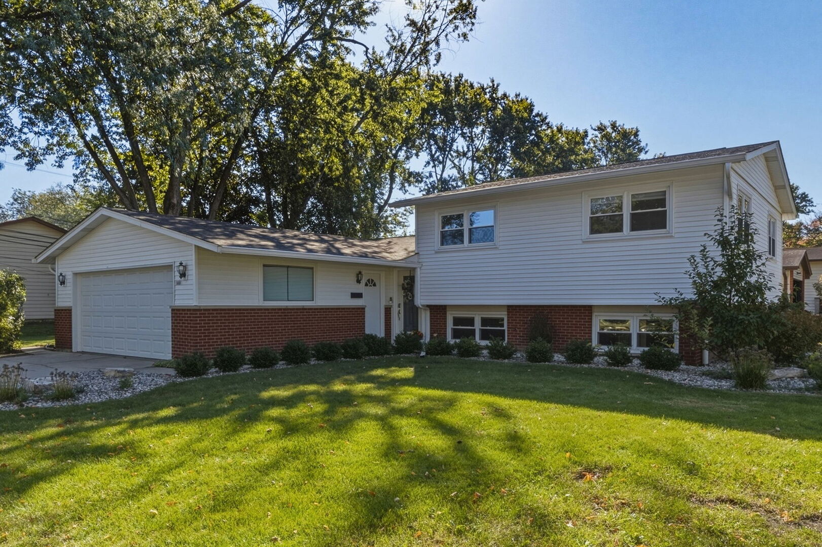 1101 E Barberry Lane, Mount Prospect, IL 60056 | Realty.com