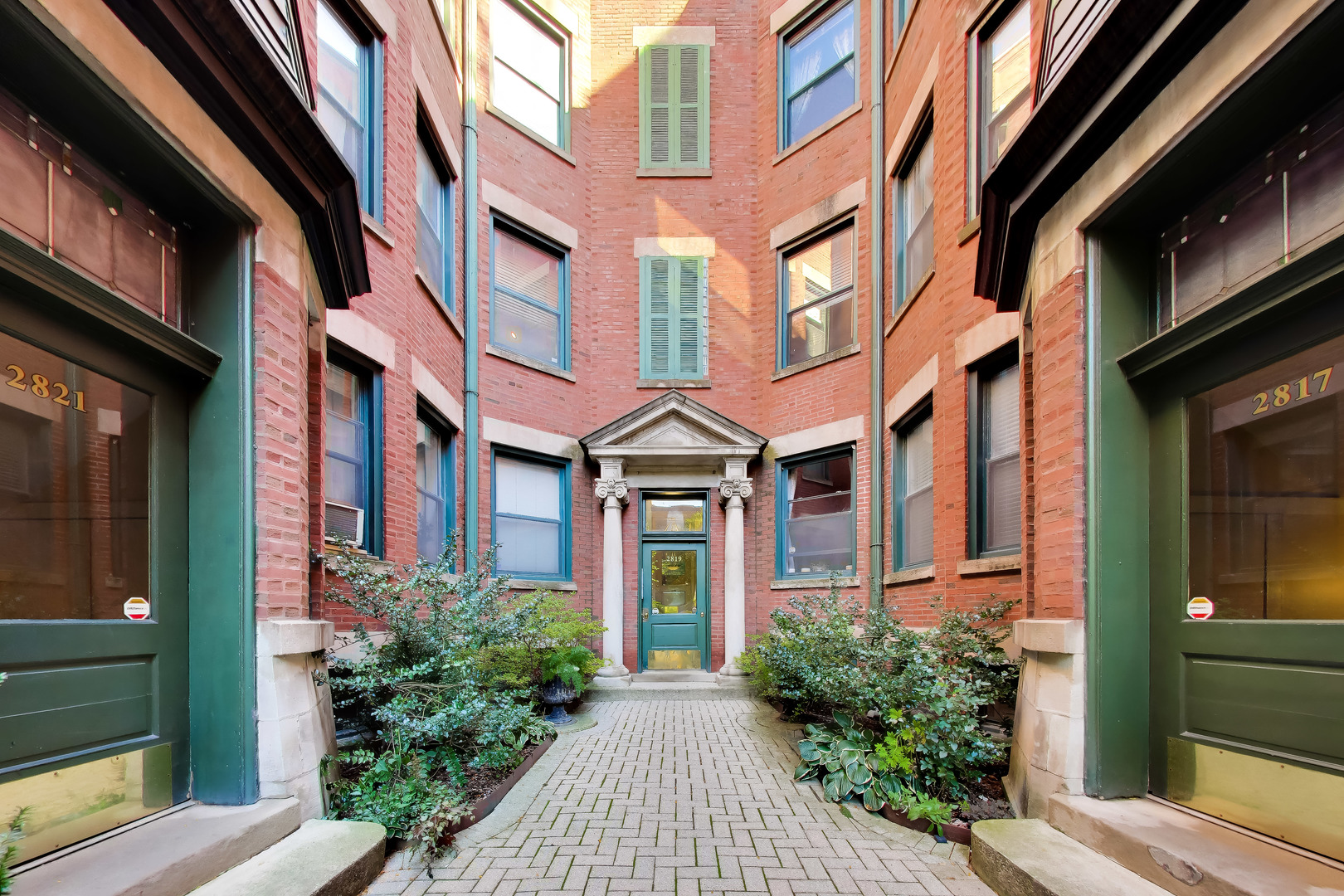 2819 N Cambridge Avenue Unit 3S — photo