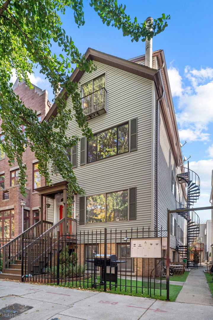 2643 N Southport Avenue Unit 1F — photo