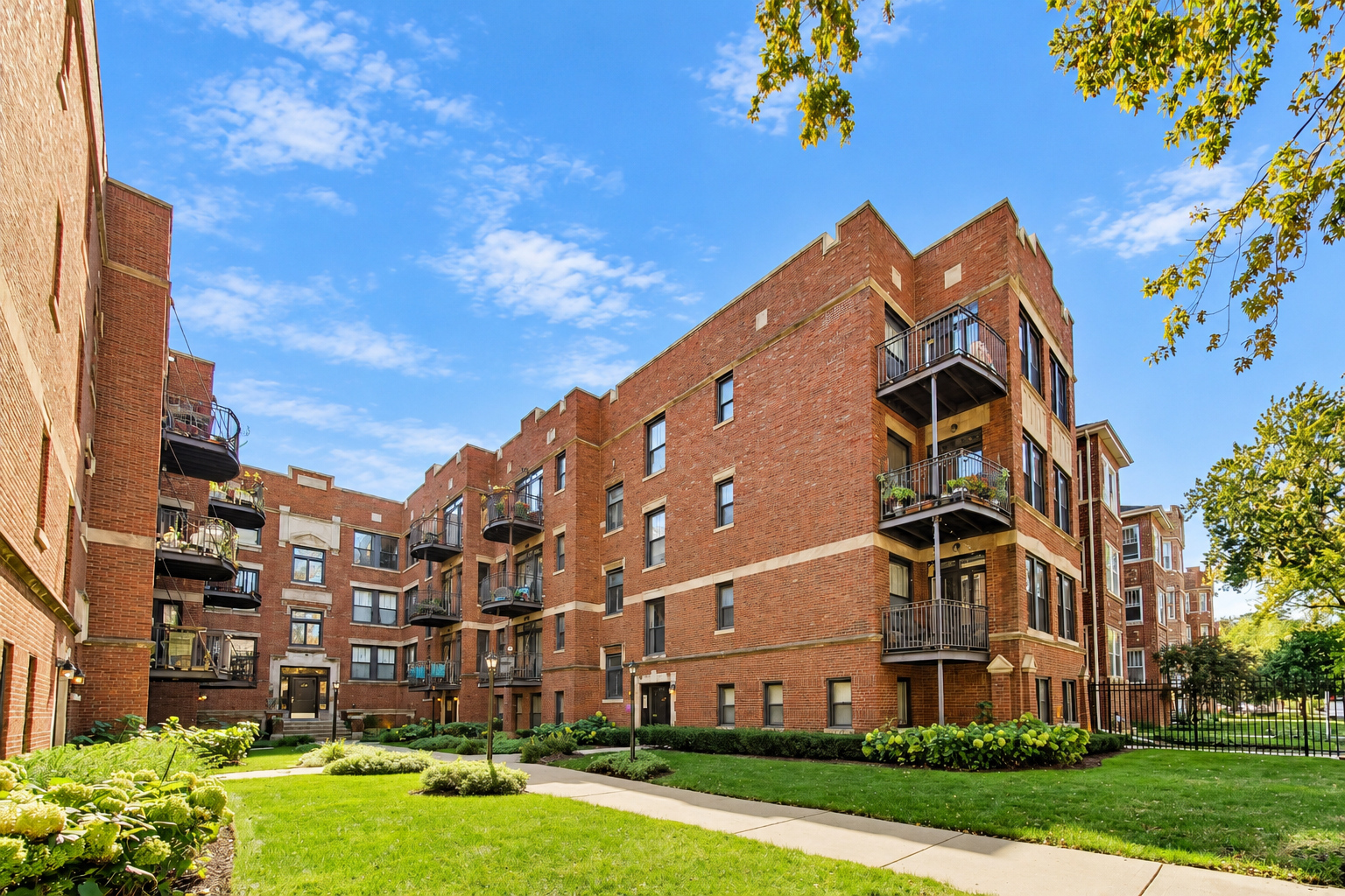 Home in Chicago, IL 60626 — photo 2