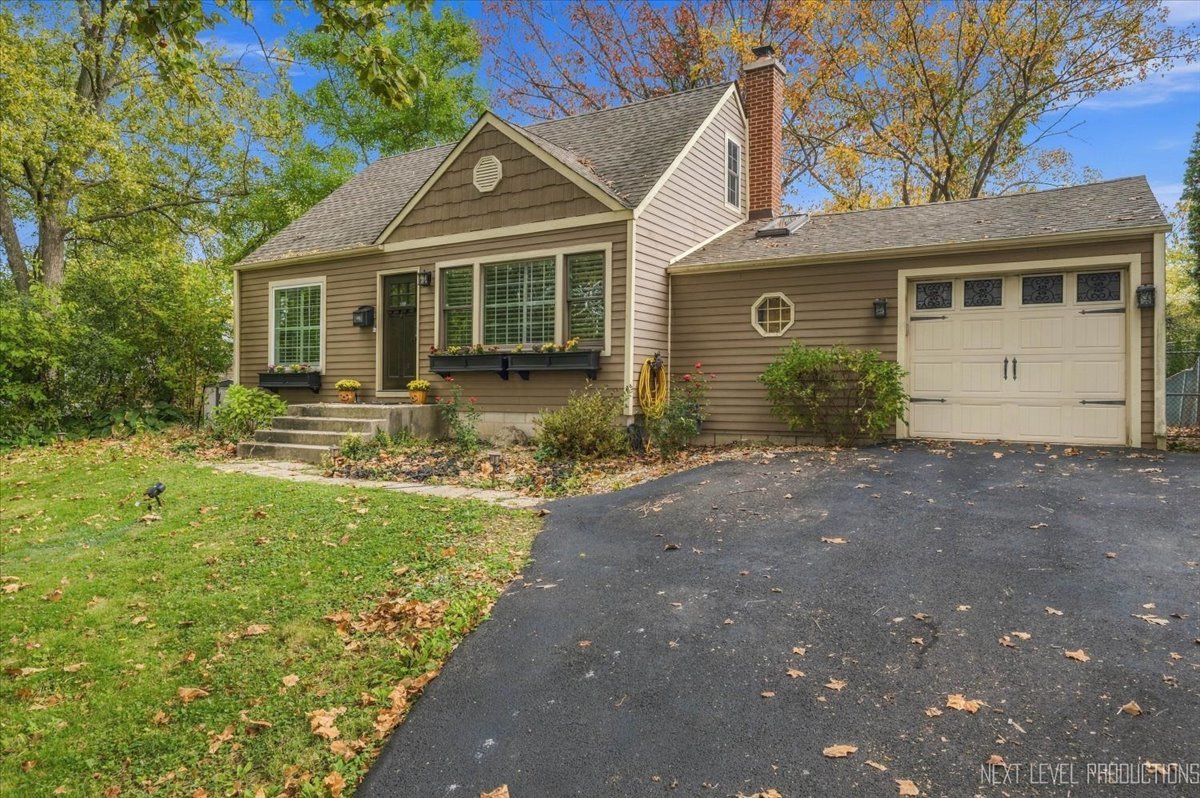 Home in Wheaton, IL 60187 — photo 2