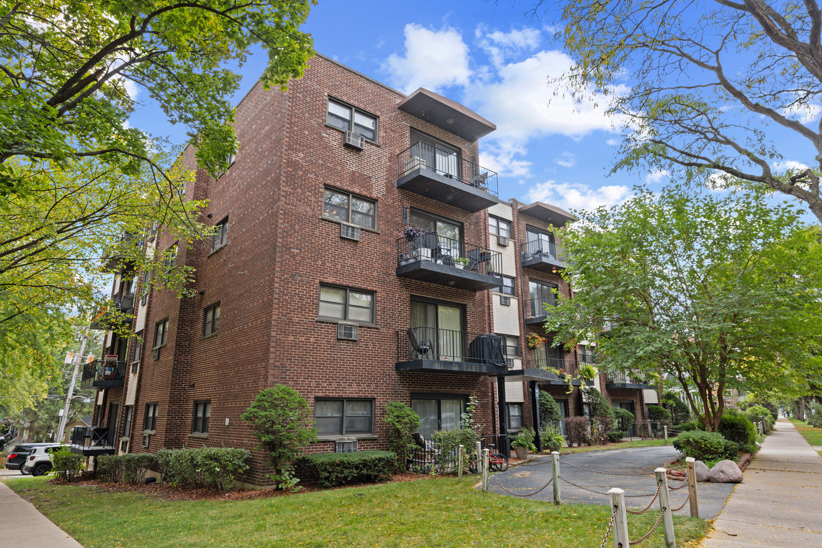 7255 N Ridge Boulevard Unit 303 — photo