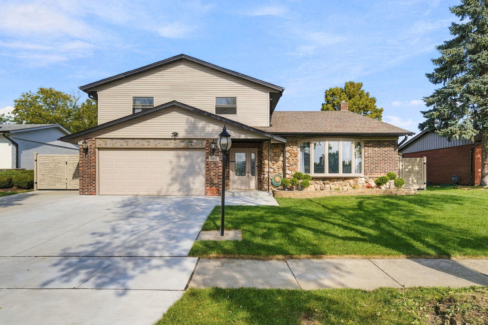6637 Victoria Drive — photo