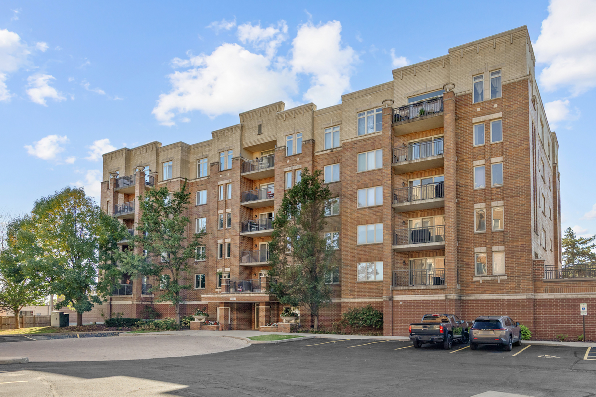 655 Perrie Drive Unit 605 — photo