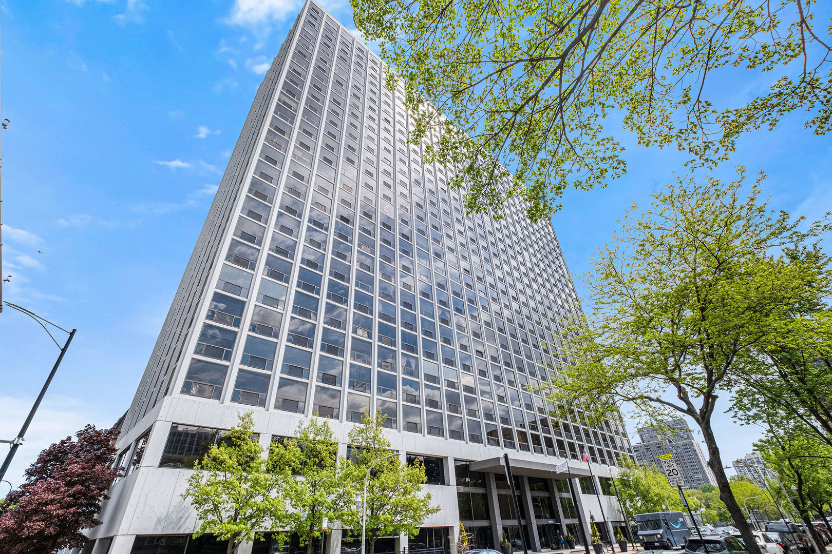 4343 N Clarendon Avenue Unit 817 — photo