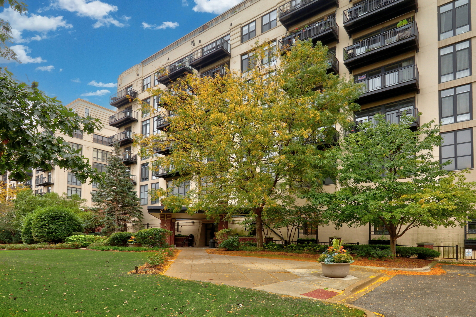 1524 S Sangamon Street Unit 706 — photo