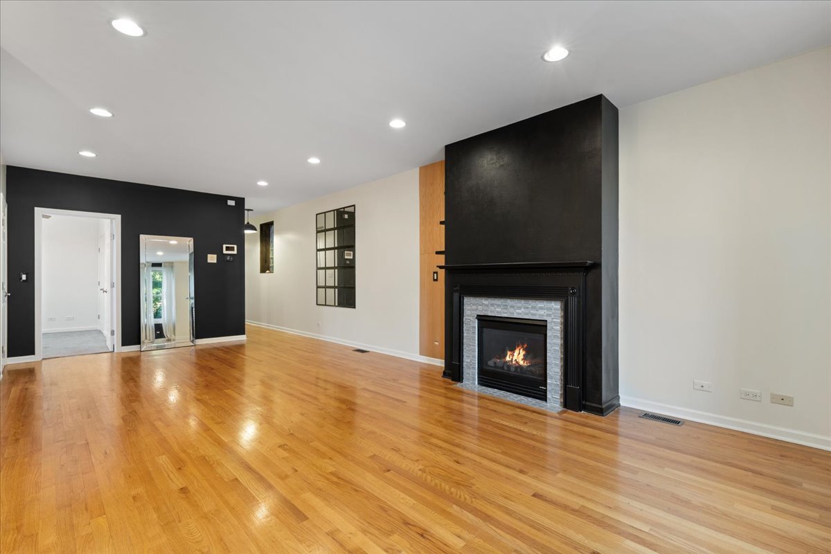 Home in Chicago, IL 60624 — photo 2