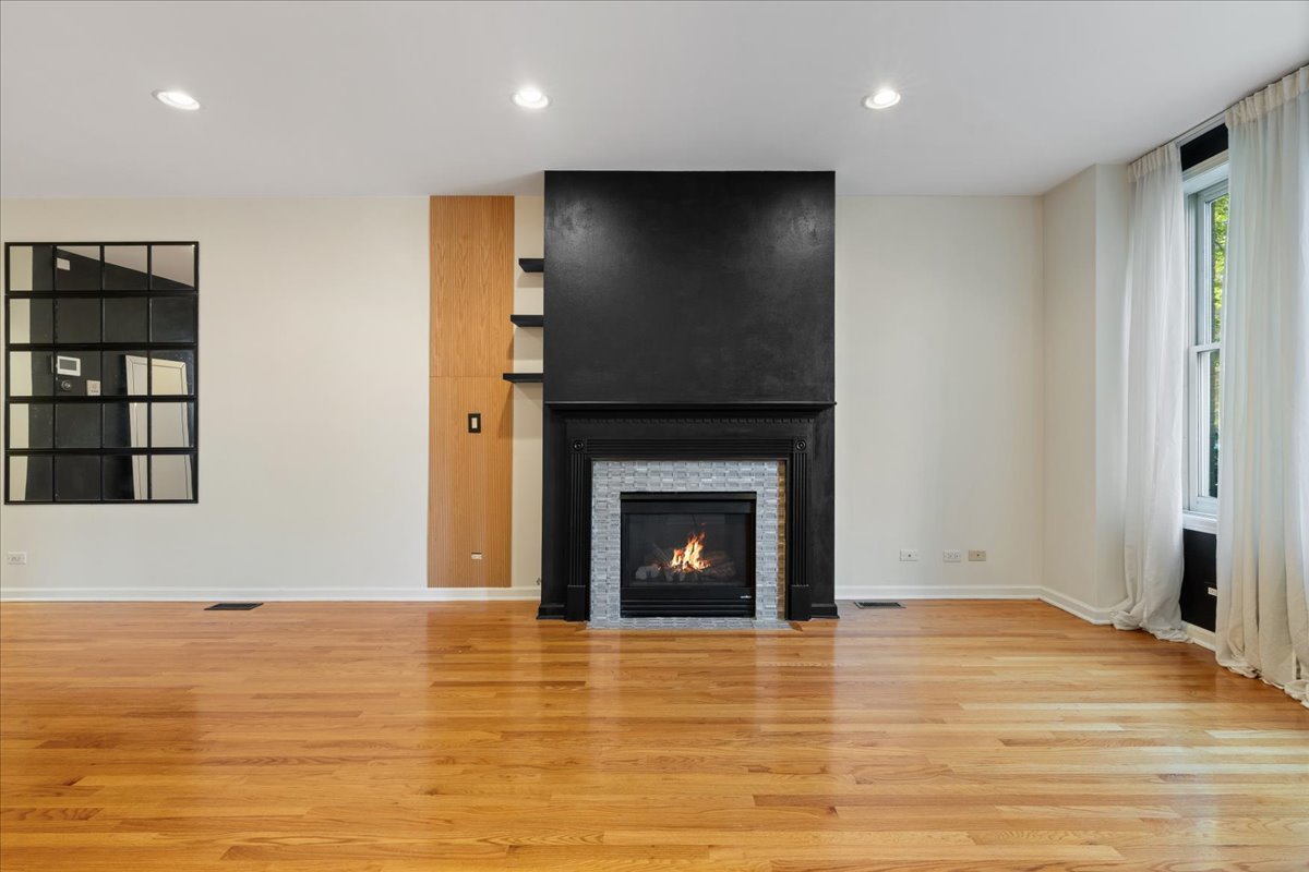 Home in Chicago, IL 60624 — photo 3