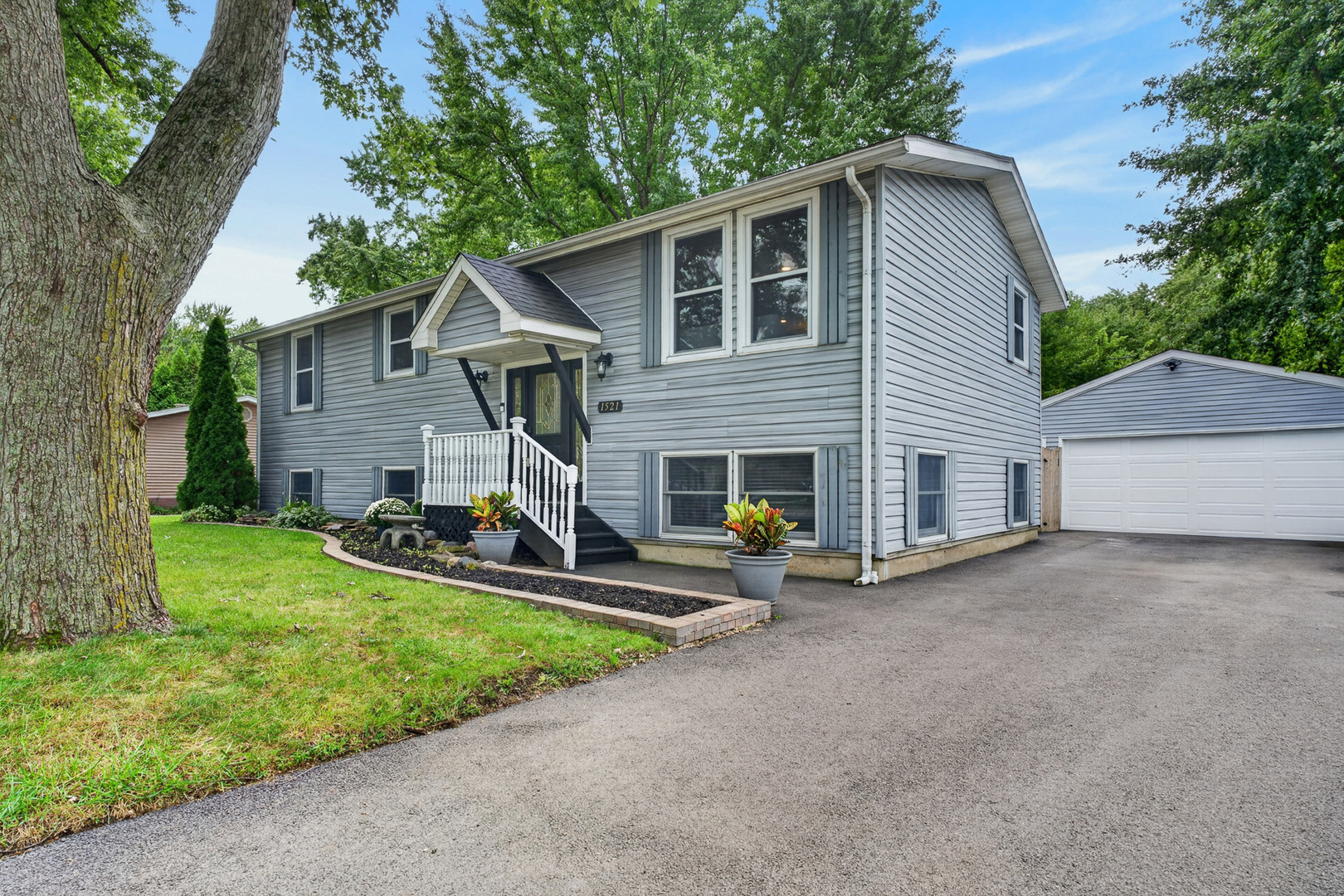 1521 Surrey Road — photo