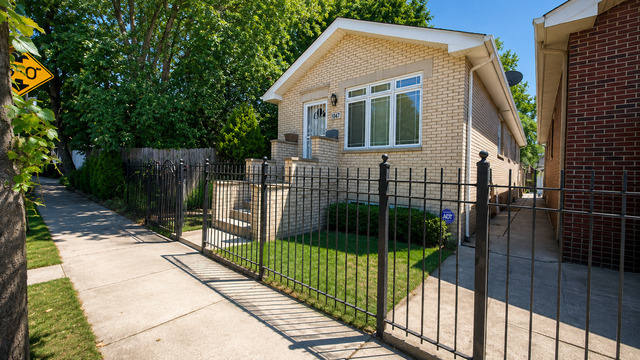 419 W Root Street — photo