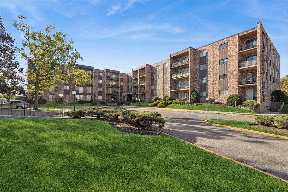 625 W Huntington Commons Road Unit 405 — photo
