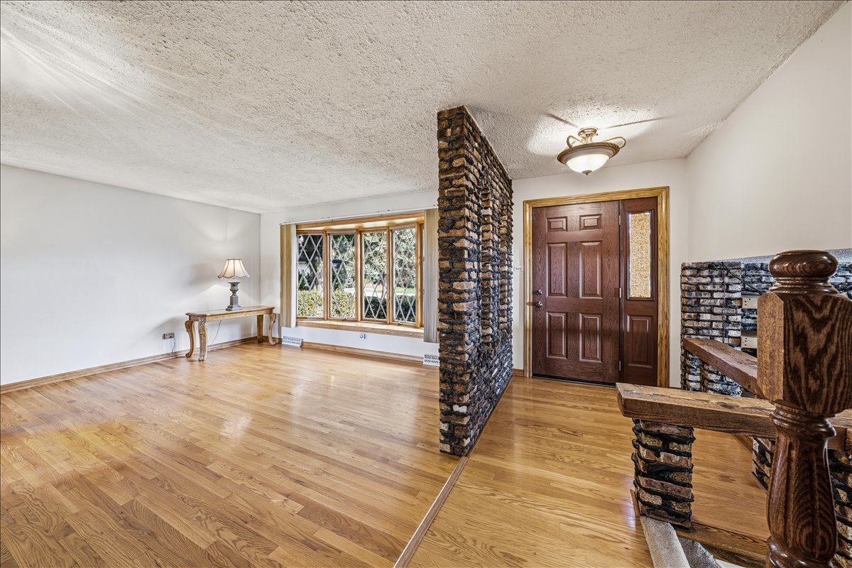 Home in Palos Hills, IL 60465 — photo 2