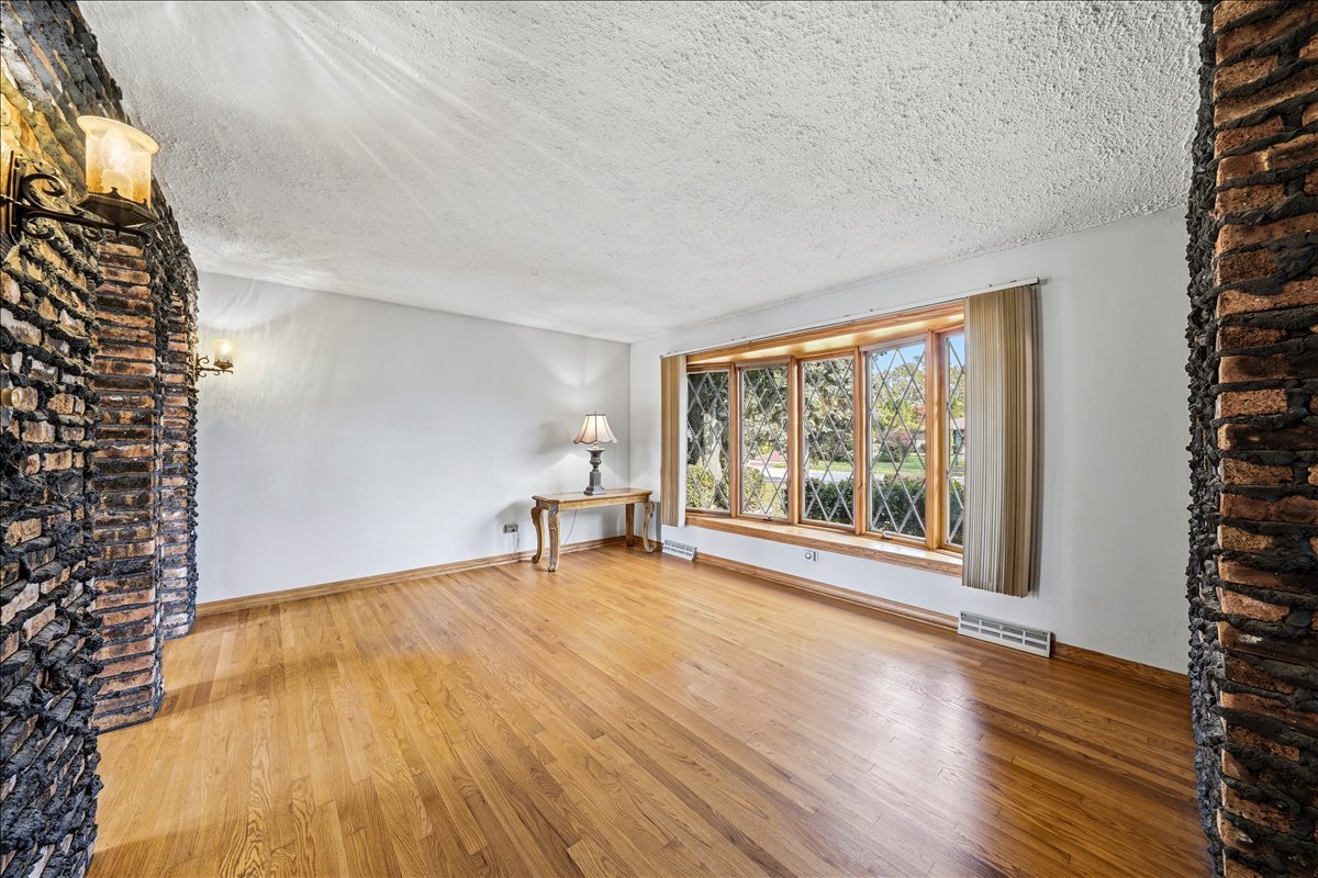 Home in Palos Hills, IL 60465 — photo 3