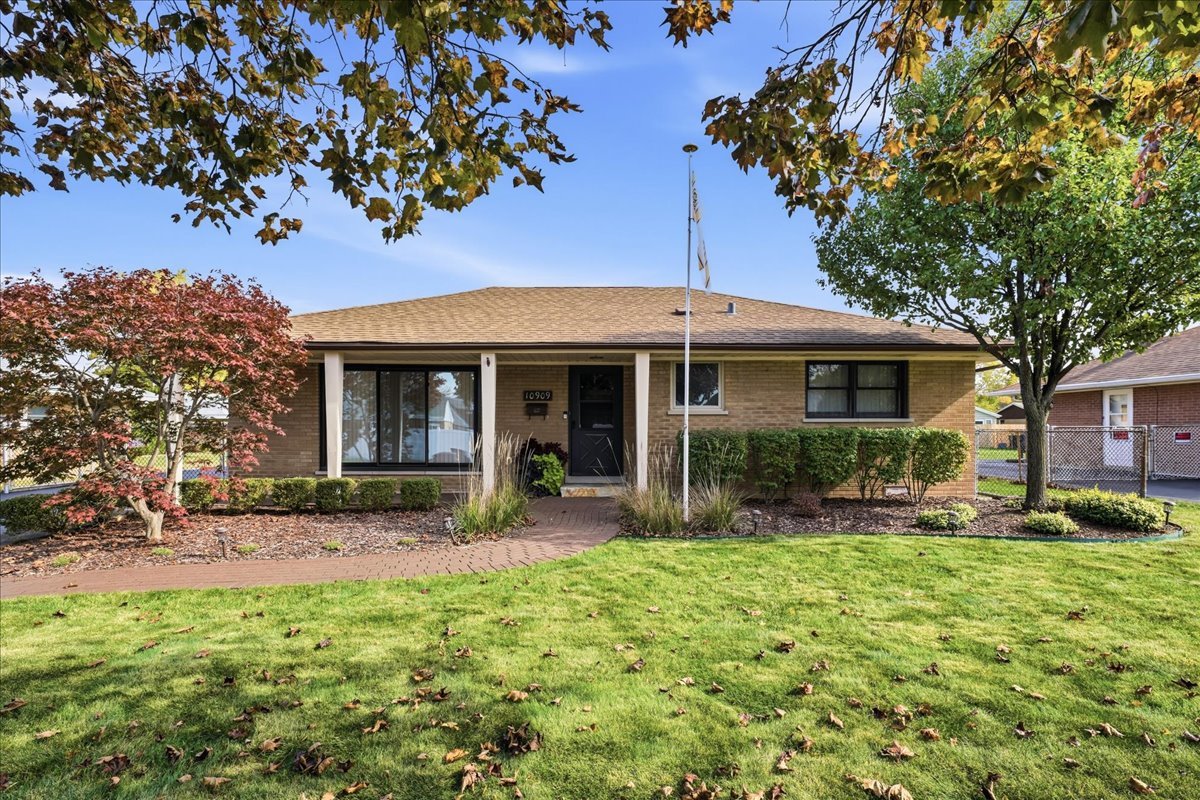 Home in Chicago Ridge, IL 60415 — photo 2