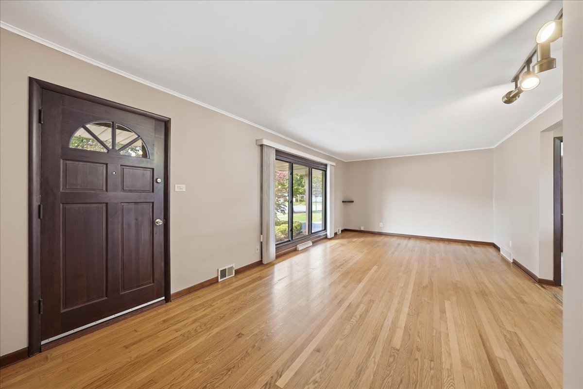 Home in Chicago Ridge, IL 60415 — photo 3