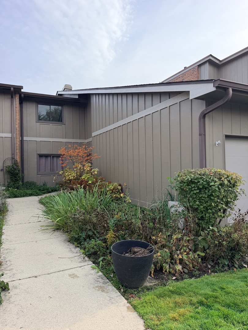 2S405 Emerald Green Drive Unit C — photo