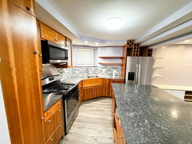 Home in Chicago, IL 60613 — photo 3