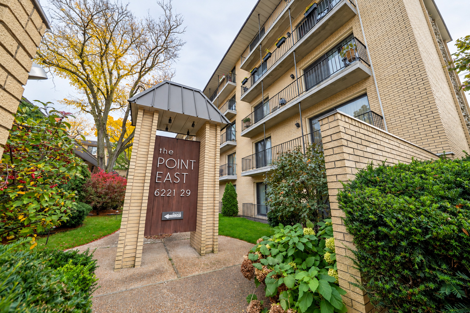 6221 N Niagara Avenue Unit 403 — photo