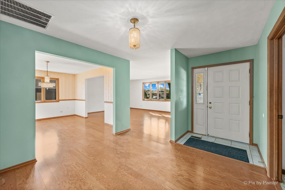 Home in Schaumburg, IL 60193 — photo 3