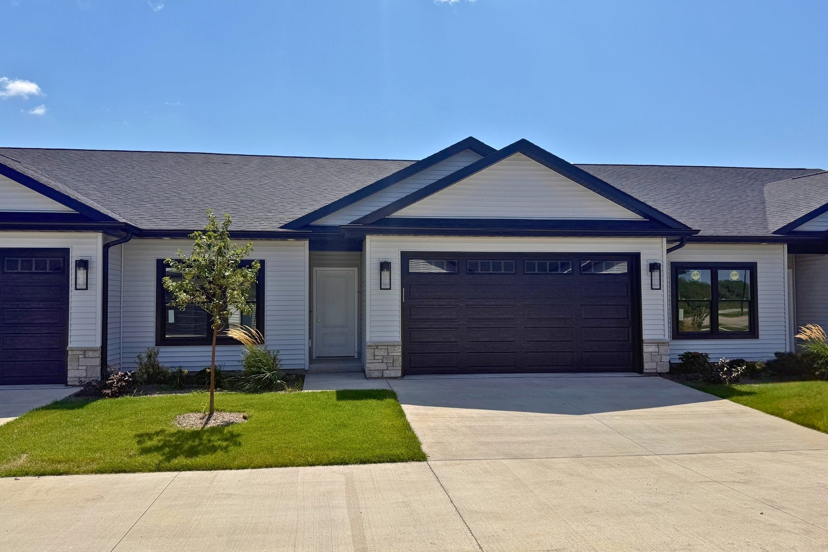 1867 Redbud Circle 102 — photo