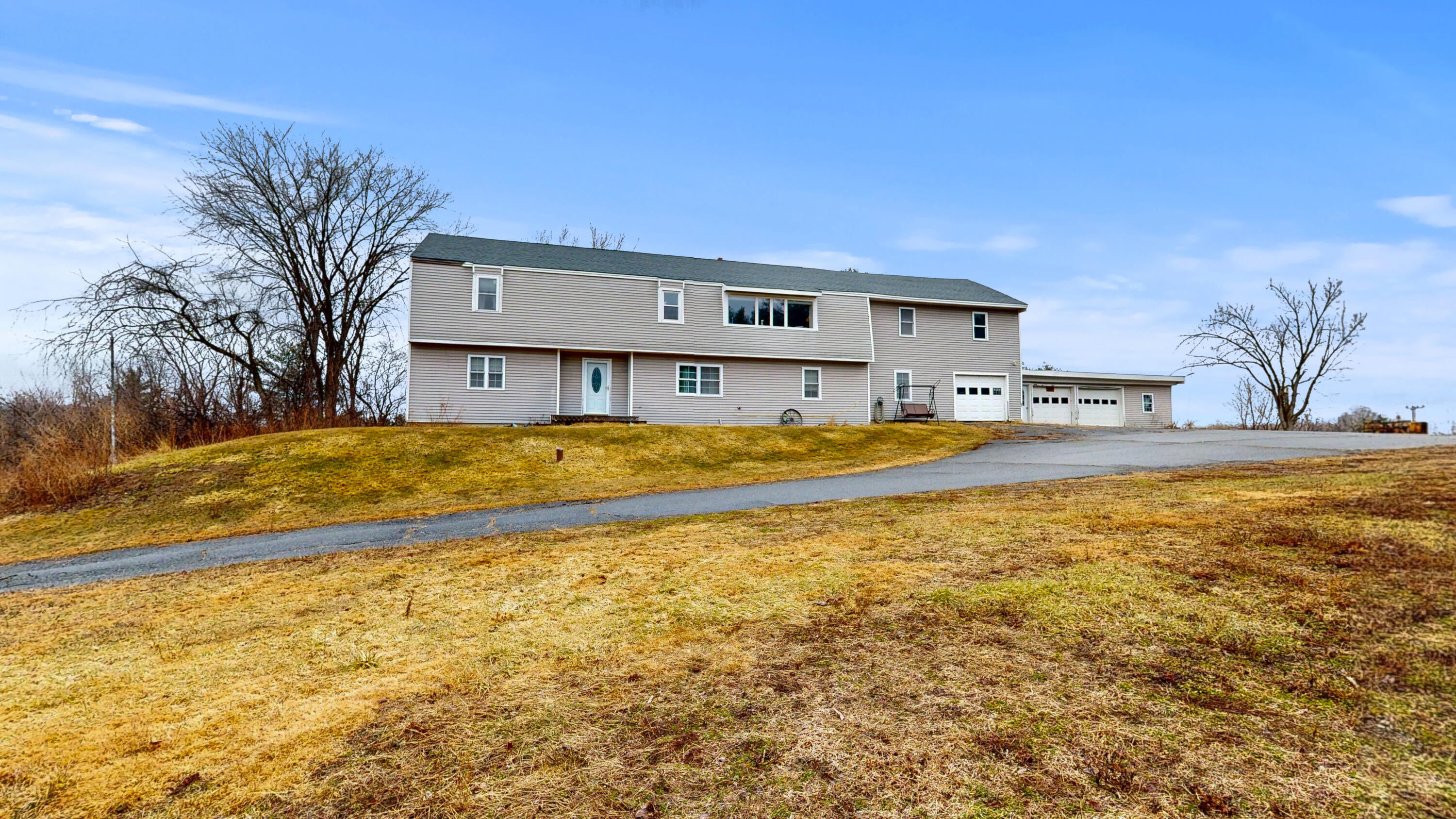445 W River Road — photo
