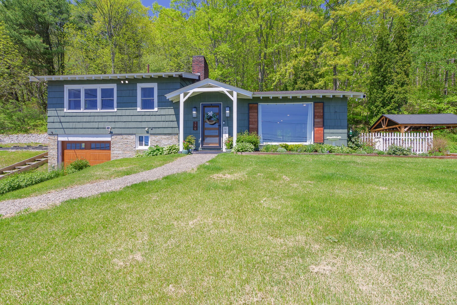 170 Lakeview Drive — photo