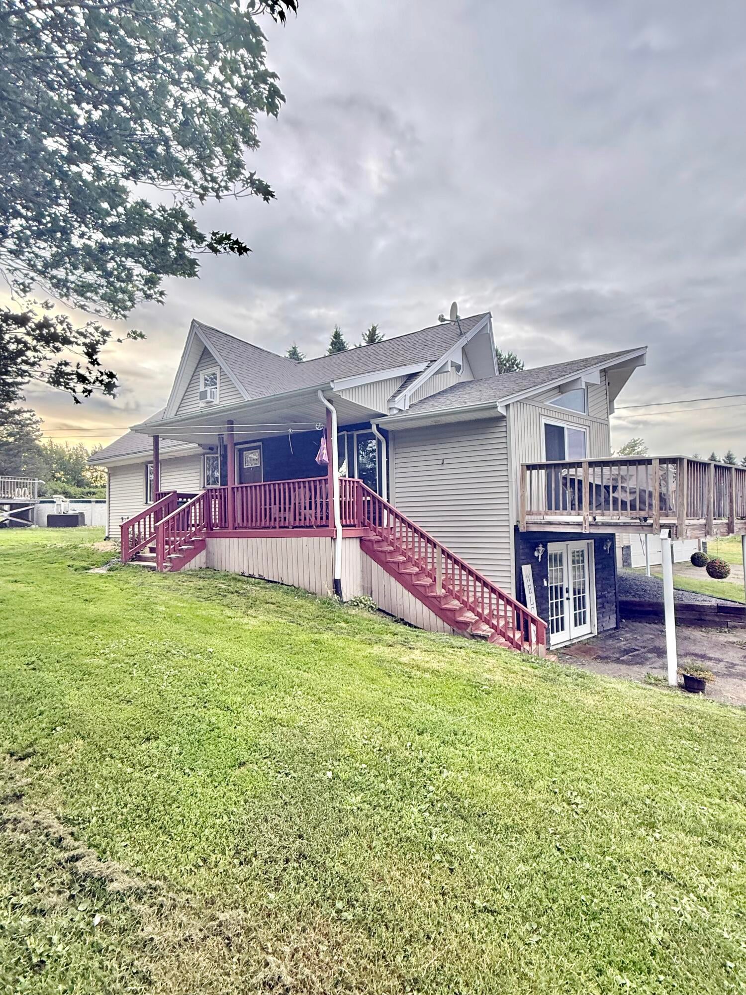 8 Caron Road — photo