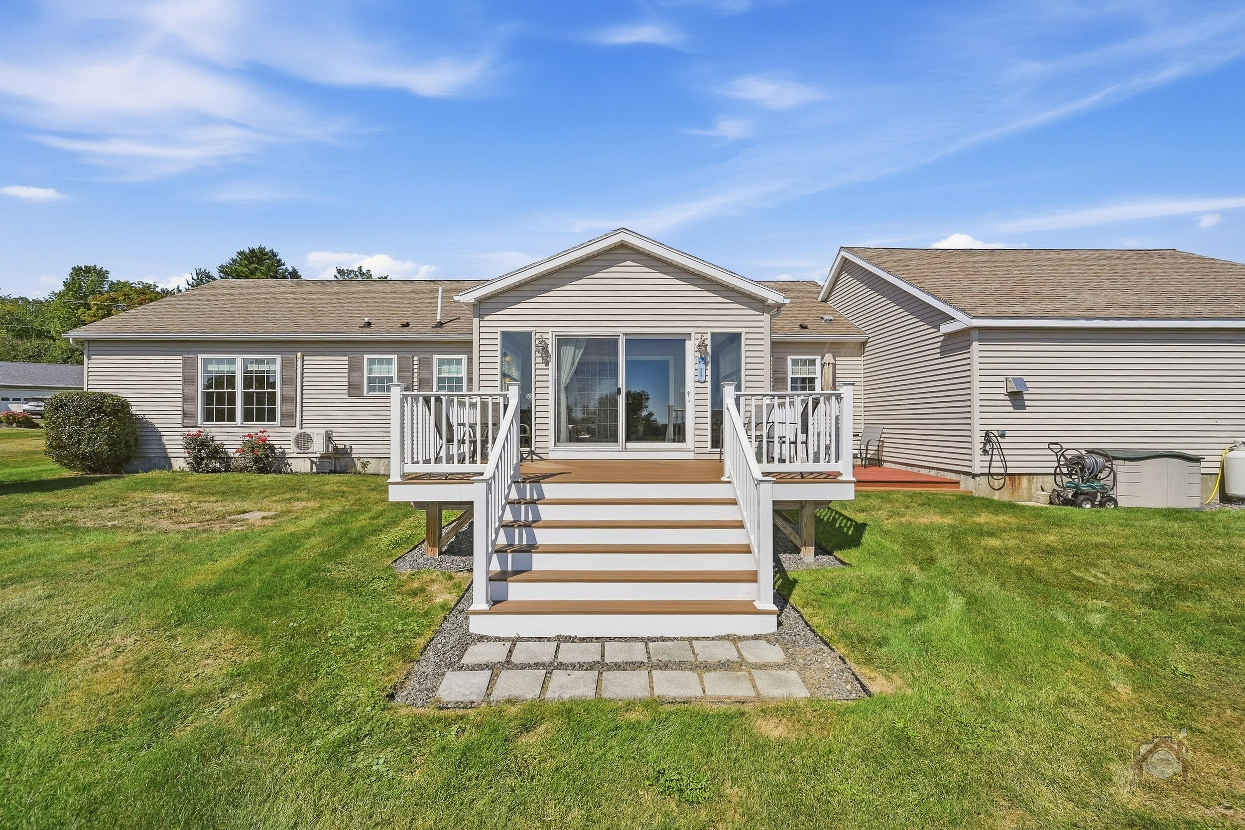 18 Fieldstone Drive — photo