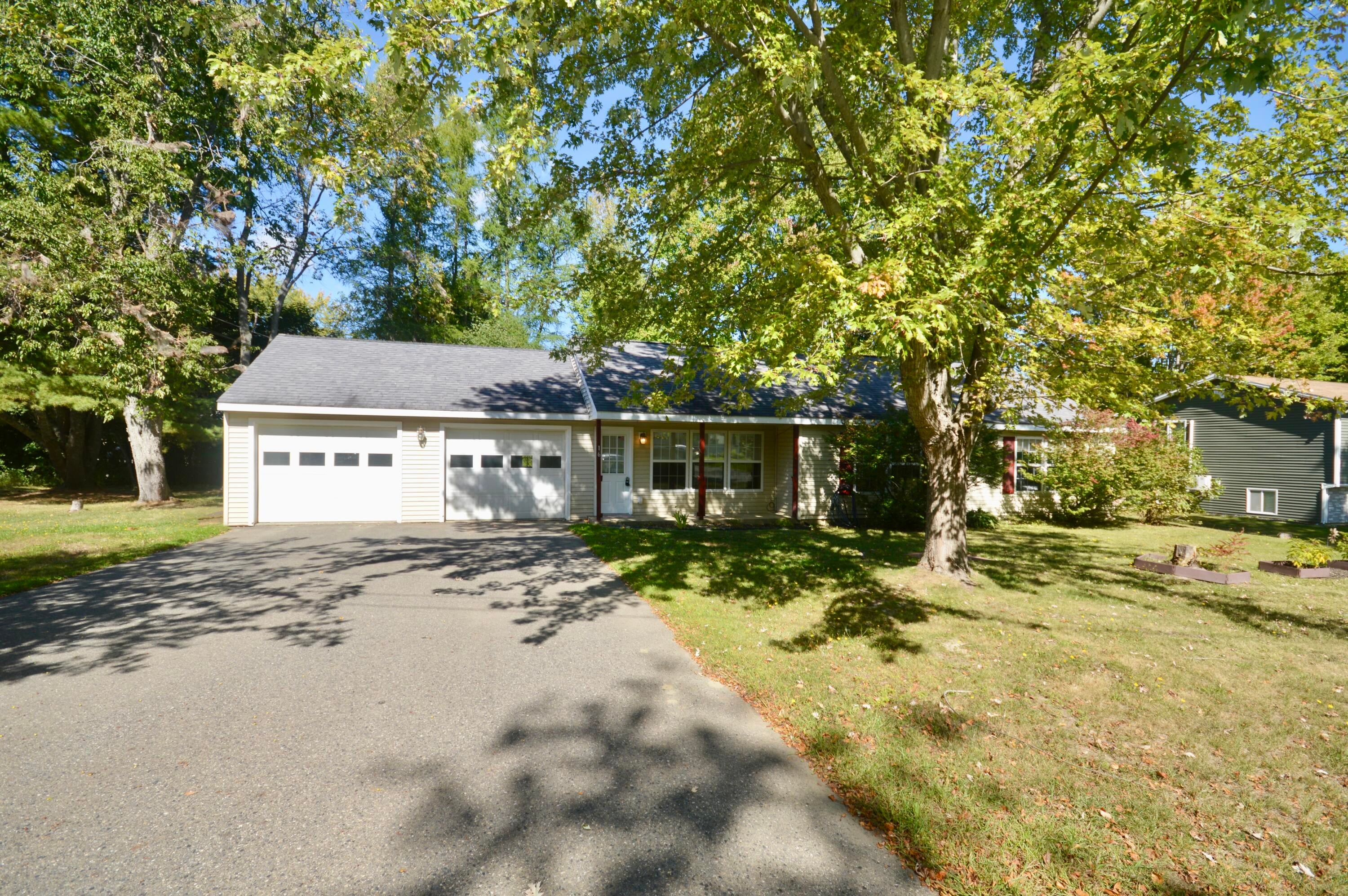 16 Oak Street — photo