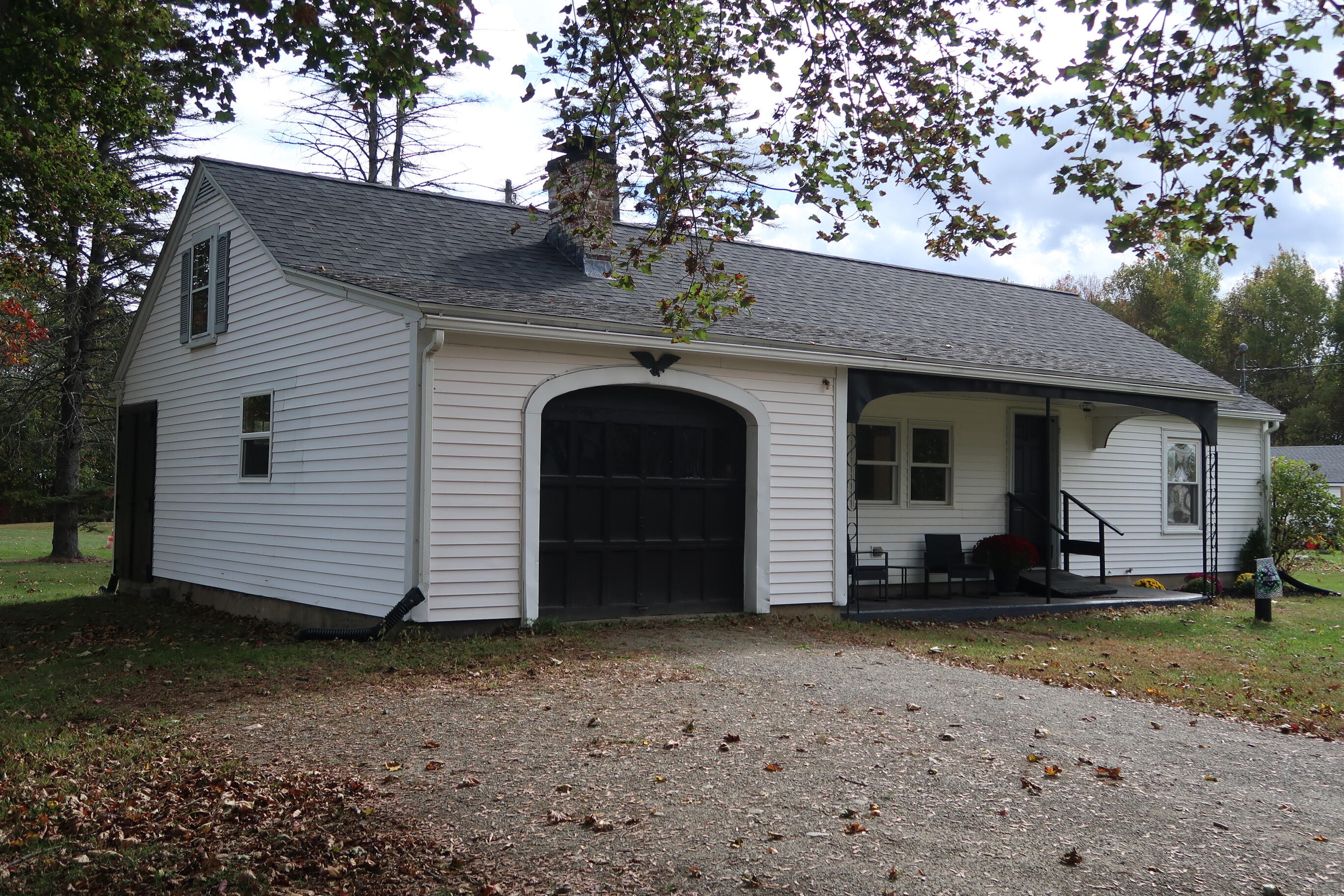 695 W River Road — photo