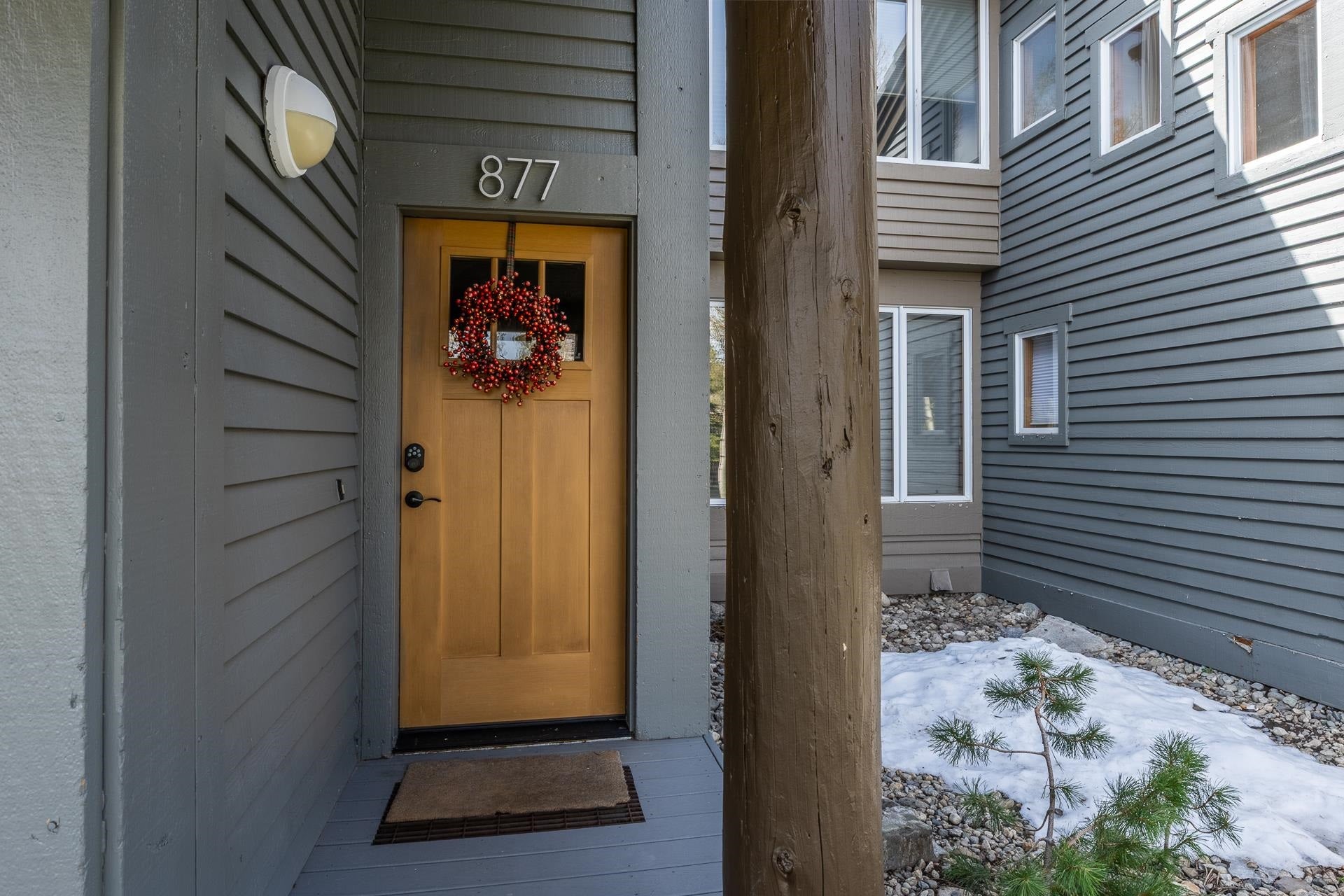 877 Par Court 877 — photo