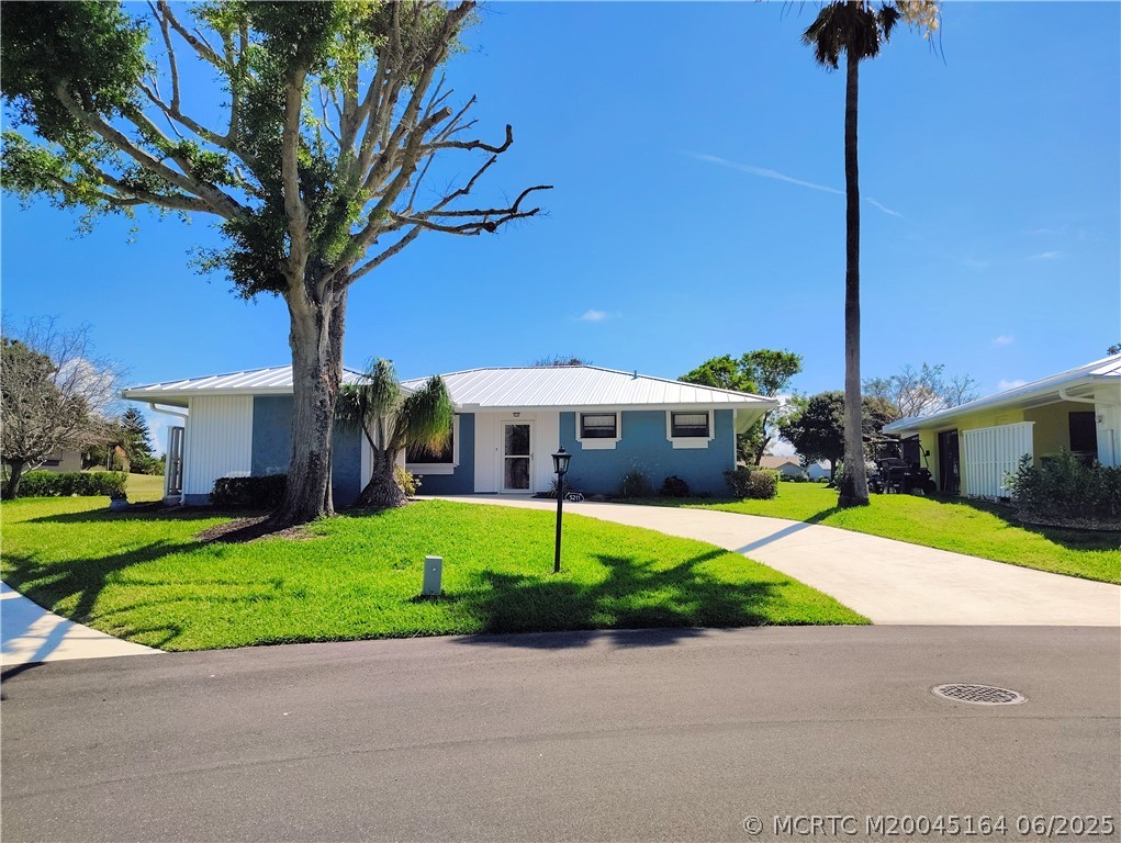 Home in Stuart, FL 34997 — photo 2