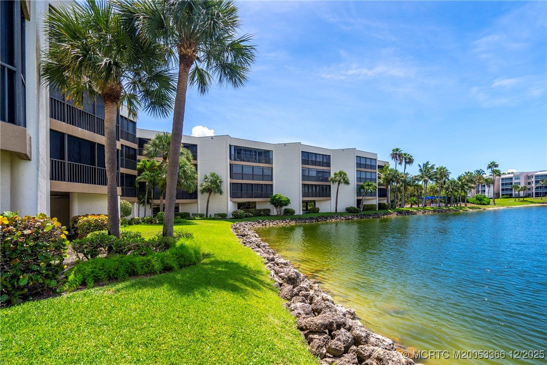 221 NE Plantation Road 407 — photo