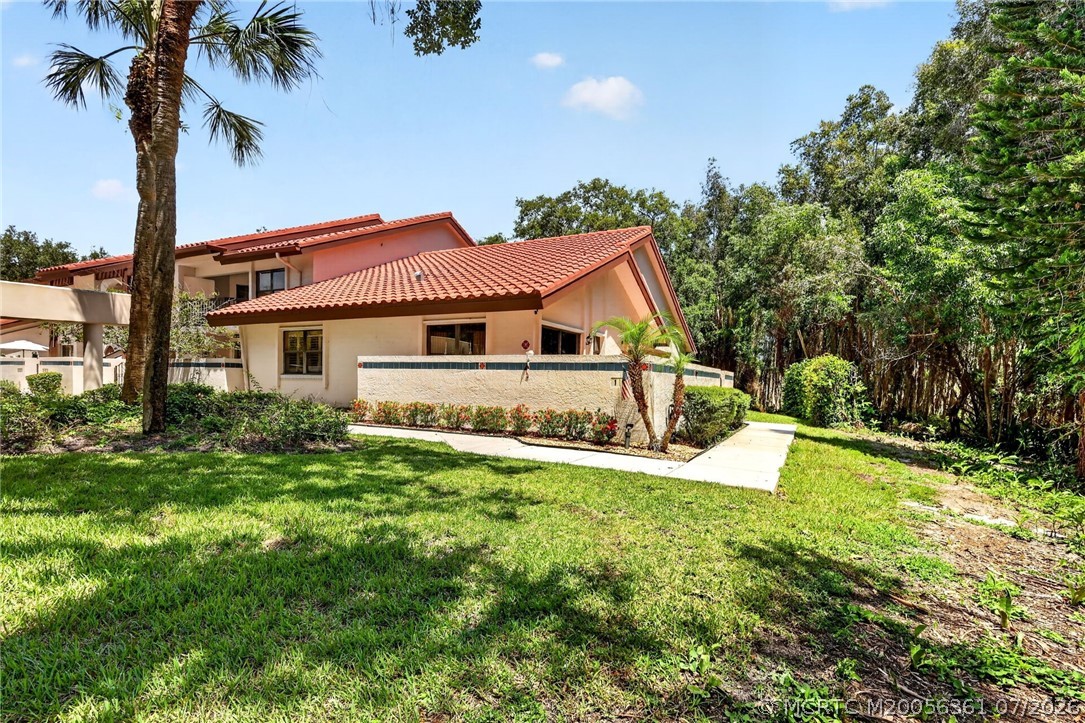 6041 SE Martinique Drive 104 — photo