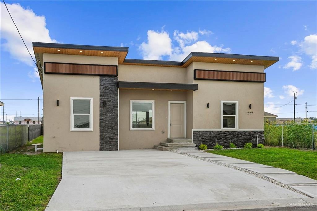 227 Valencia Drive — photo