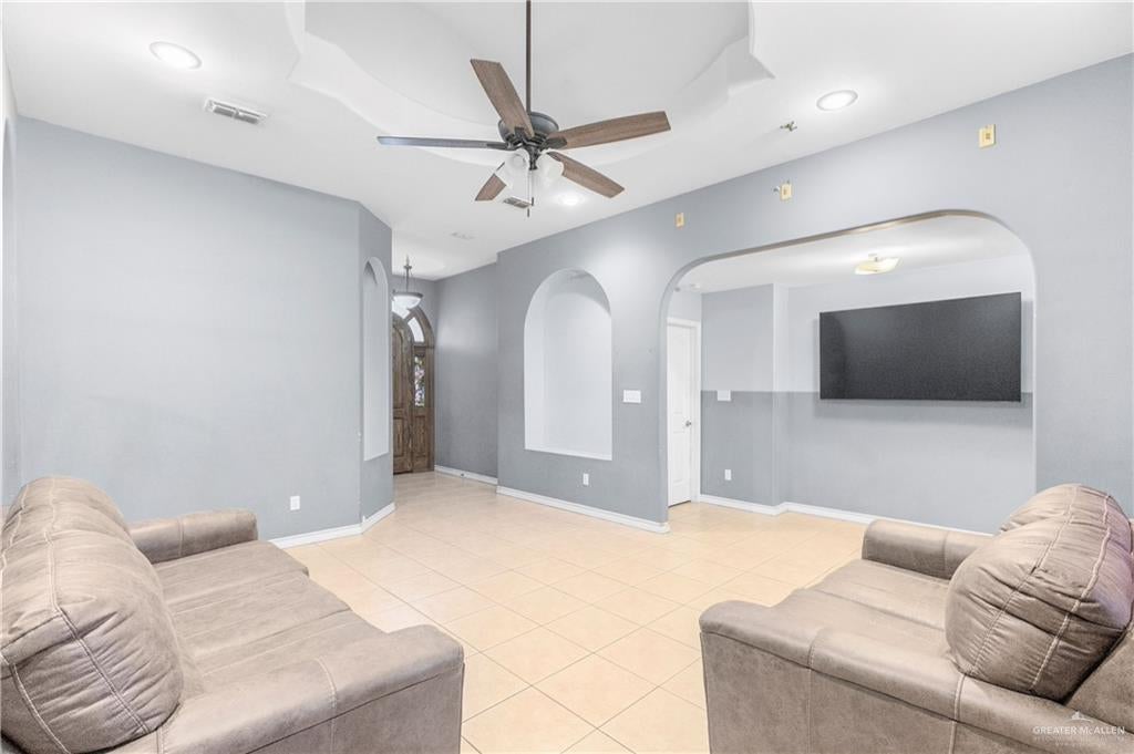 240 E Dicker Drive E, Pharr, TX 78577 — photo 2