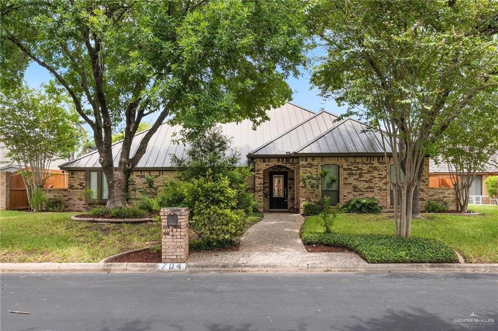 704 Xanthisma Avenue — photo