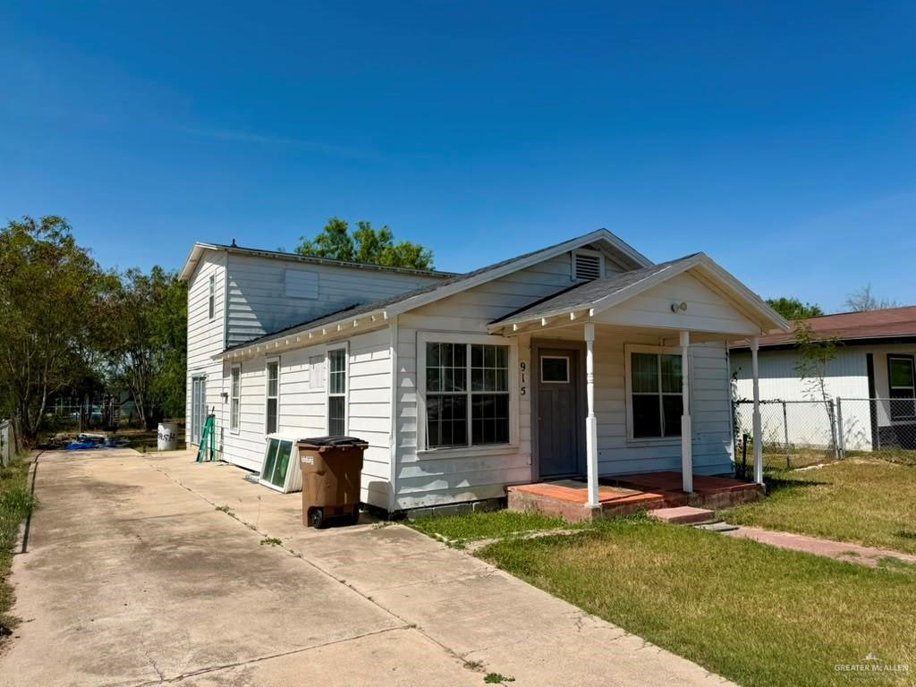 915 W Schunior Street — photo