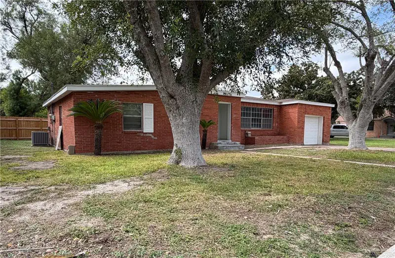 324 E Sam Houston Boulevard — photo