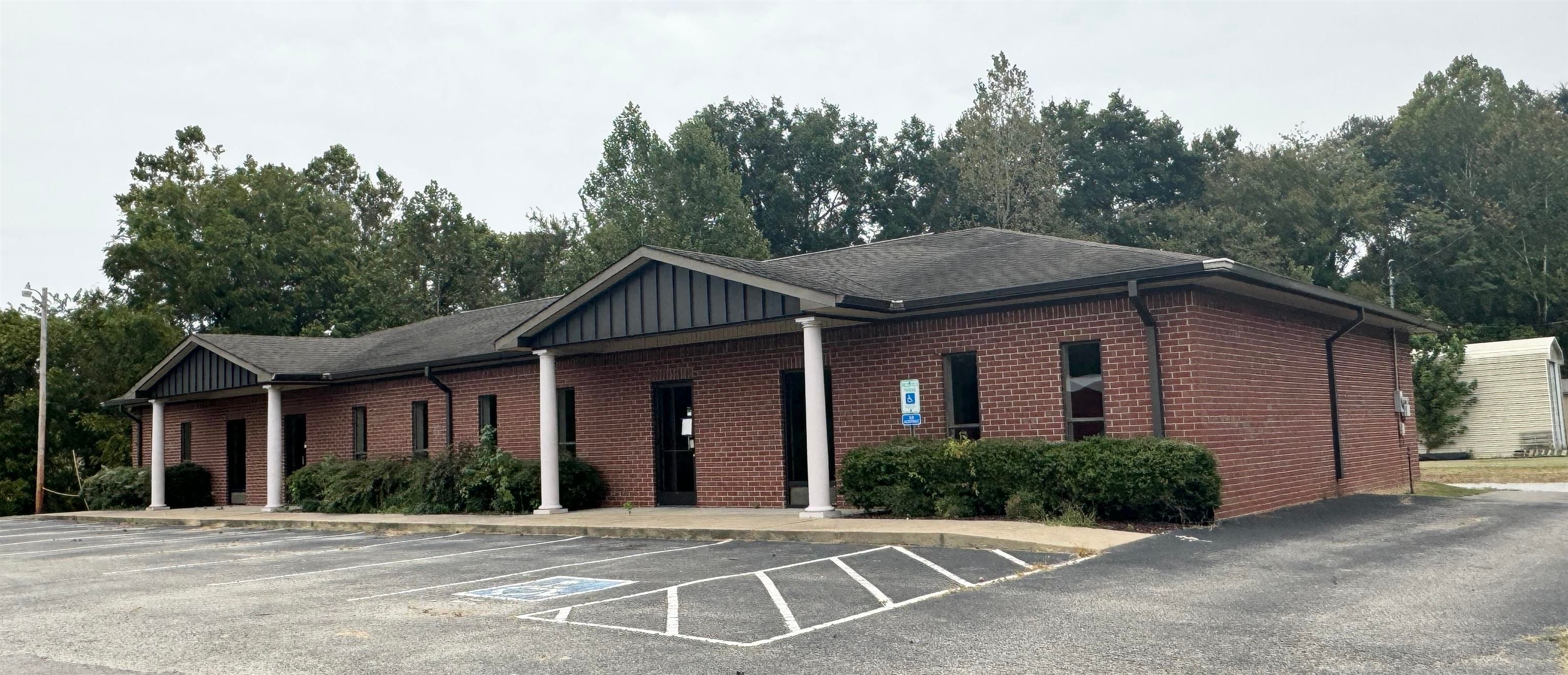 301 Lake Dr — photo