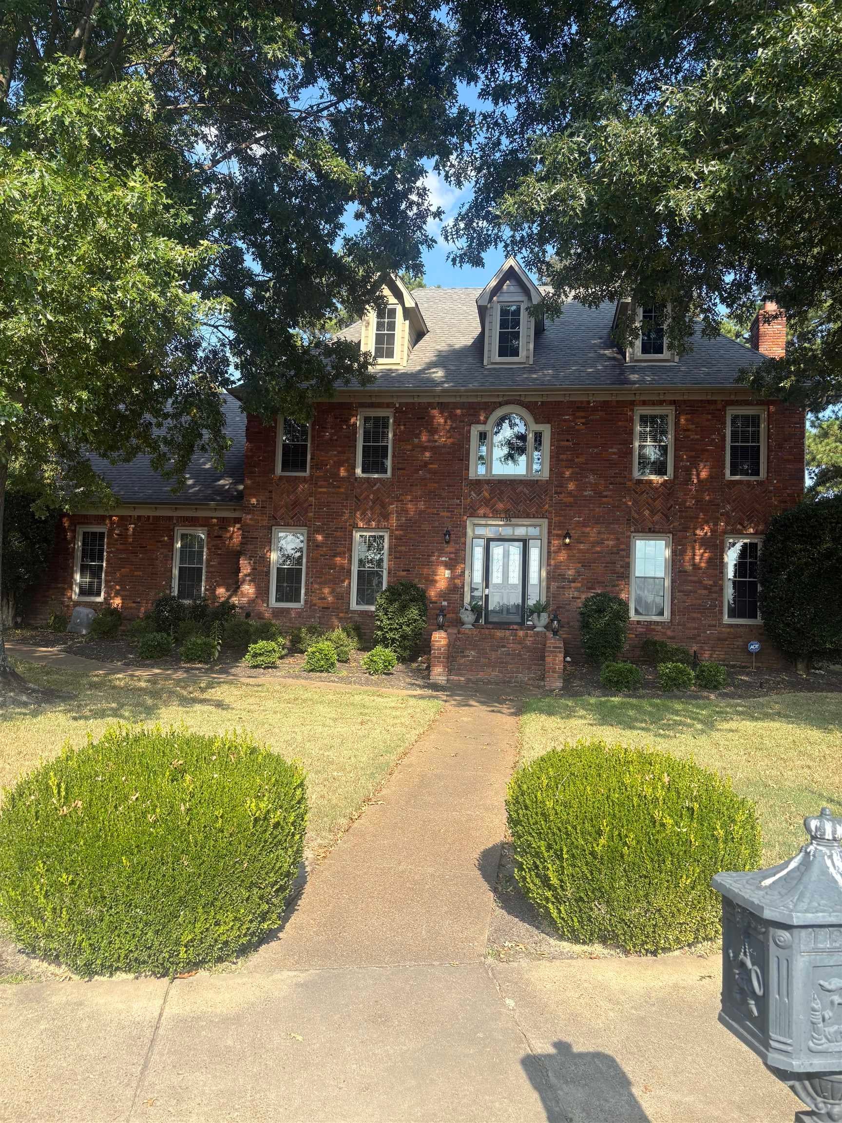 1196 E Lake Pointe Dr — photo