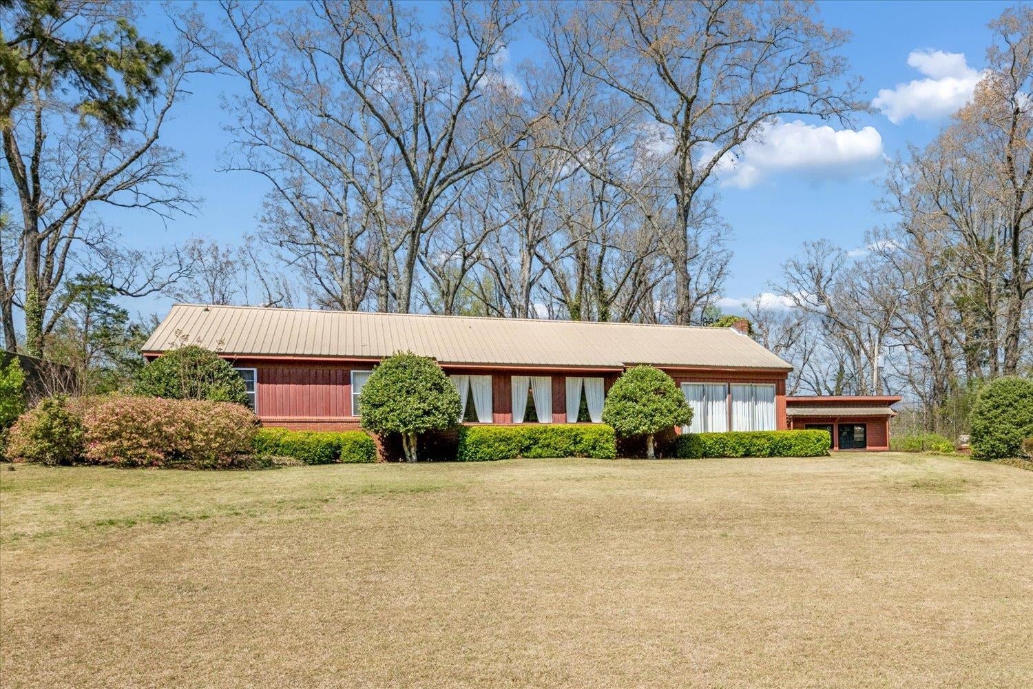 560 W Woodland Heights Dr — photo