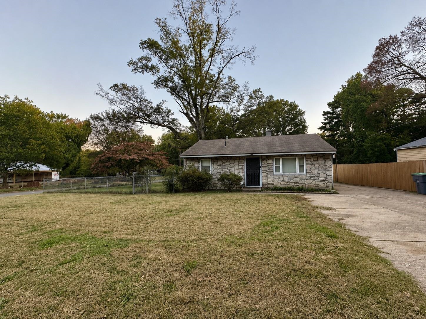 945 Floyd Ave — photo