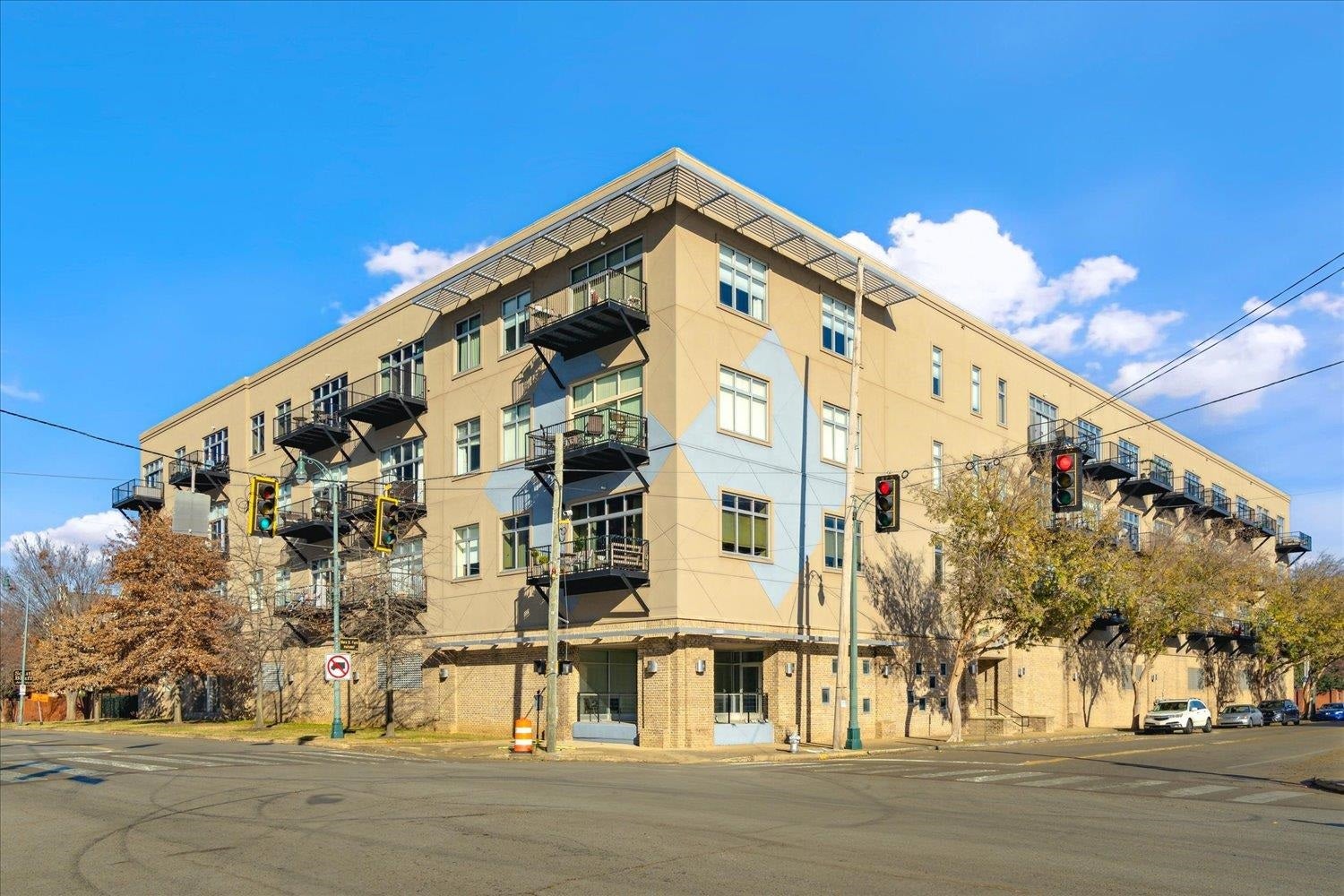 648 S Riverside Dr 411 — photo