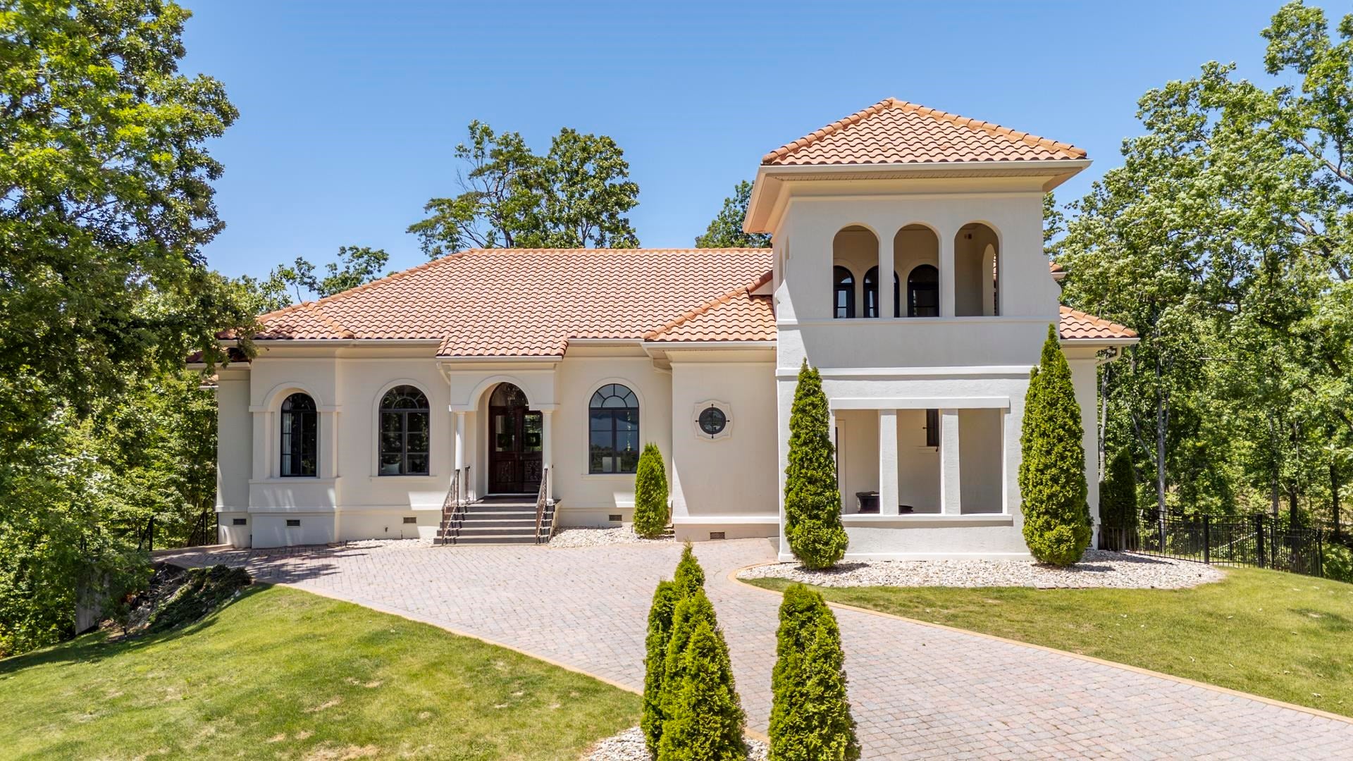 105 Riviera CV — photo