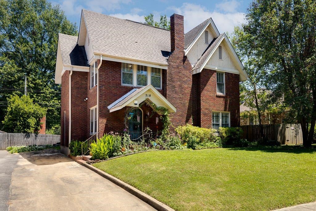 218 Crestmere Pl — photo